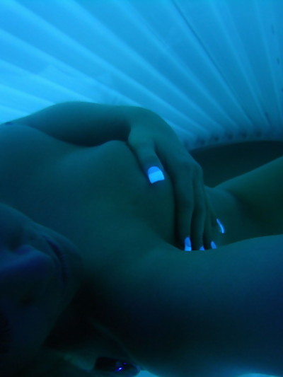 Monroe takes naked pictures of herself in the tanning bed